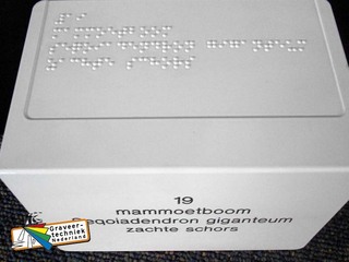Braille gravure in aluminium plaat, ombuigen en wit poedercoaten.